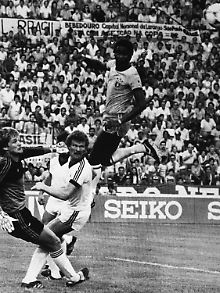 Ricki Herbert, in Weiß, bei der WM '82 gegen Brasilien.