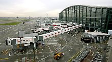 Blick auf das Vorfeld und das Terminal 5 des Flughafens London Heathrow. 