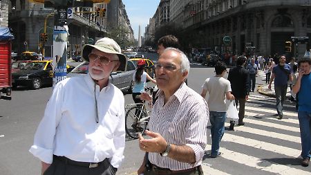 Joaquin Brenman (r) von den Cicerones zeigt Wallace Rogers die Sehenswürdigkeiten von Buenos Aires. Im Hintergrund am Ende der Straße der Obelisk, der 1936 zum 400. Geburtstag der Stadt errichtet wurde.