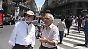 Joaquin Brenman (r) von den Cicerones zeigt Wallace Rogers die Sehenswürdigkeiten von Buenos Aires. Im Hintergrund am Ende der Straße der Obelisk, der 1936 zum 400. Geburtstag der Stadt errichtet wurde.