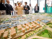 Merkel lässt sich von Jürgen Haepp von Fosters Architecture das Modell der Co2-freien Stadt Masdar-City erklären.