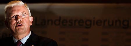 Für seine Kinder und Enkel hoffe er auf eine Welt "in Freiheit, Frieden und Wohlstand", sagte Koch, nachdem er seinen Rückzug verkündet hatte.
