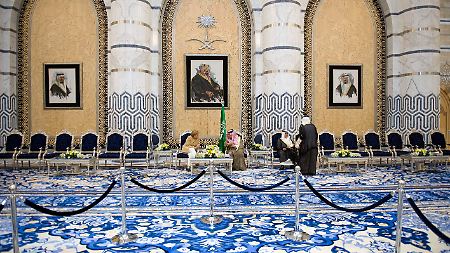 Vor großer Kulisse: Bundeskanzlerin Merkel unterhält sich in Dschidda mit Außenminister Saud Al Faisal bin Abdulaziz Al Saud.