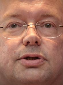 Die Presse wundert sich nicht: Für seinen Abgang wählte Roland Koch die "brutalstmögliche Variante". 