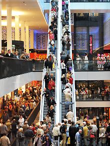 Besonders die Konjunktur- und Einkommenserwartungen der Befragten gehen deutlich zurück.