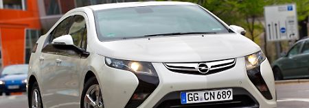 Die sichelförmigen Scheinwerfergläser prägen die Front des Elektroautos, das insgesamt recht bullig wirkt.