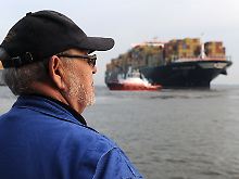 Die 365 Meter lange und 51 Meter breite MSC "Daniela" nähert sich dem Containerterminal in Bremerhaven: Je stärker sich die Weltwirtschaft belebt, desto mehr Güter werden verschifft.
