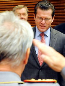 Guttenberg: Der Fortbestand der Wehrpflicht wird erneut einer Diskussion ausgesetzt.