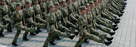Ökonomischer Zwerg mit riesiger Armee: Militärparade in Pjöngjang (Archivbild von 2007).