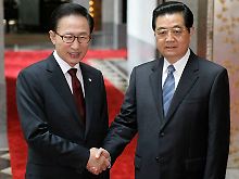 Chinas Staatschef Hu Jintao (rechts) mit seinem südkoreanischen Amtskollegen Lee Myung-bak. Peking will Ruhe vor seiner Haustür. 