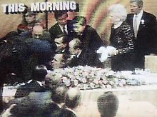 Kiichi Miyazawa hilft George Bush auf die Beine. Doch das Bild trügt.