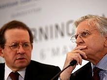EZB-Chef Jean-Claude Trichet, recht, lauscht den Worten des Chefs der portugiesischen Zentralbank Victor Constancio. 