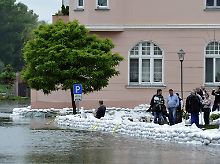 In Eisenhüttenstadt müssen wieder Sandsäcke verbaut werden, um die ufernahen Gebäude zu schützen.