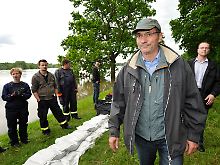 Der Deichgraf ist wieder da. Brandenburgs Ministerrpäsident Platzeck informiert sich vor Ort.