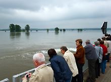 Schaulustige an der Uferpromenade in Frankfurt (Oder).