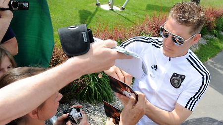 Bastian Schweinsteiger: Wird er einer der Superstars dieser Fußball-WM, profitiert auch der deutsche Sporthandel.