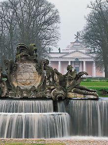 Wasserspiele in Ludwigslust: Im Hintergrund ist die Kirche zu sehen, in der Friedrich der Fromme begraben liegt.