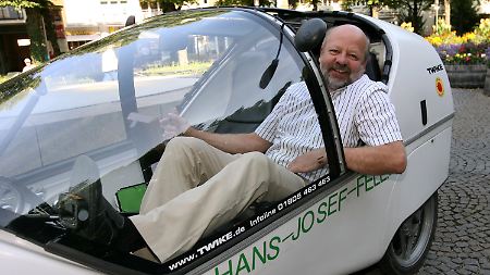 Fell in einem Solarmobil, in dem er und seine Frau im Sommer 2008 eine 1000 Kilometer lange Tour quer durch Bayern bestritten, um auf einen Weg aus der "Erdölpreis-Falle" aufmerksam zu machen.