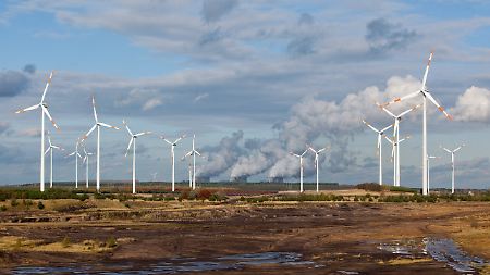 Nicht vereinbar: Windkraft und Kohlekraftwerke.