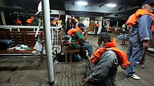 Passagiere auf der "Marmara" am Sonntagabend.