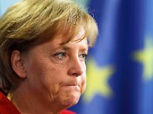 Untröstlich: Fußballkanzlerin Merkel kann die Nationalspieler nicht vor Ort, sondern nur via Telefon beglücken.