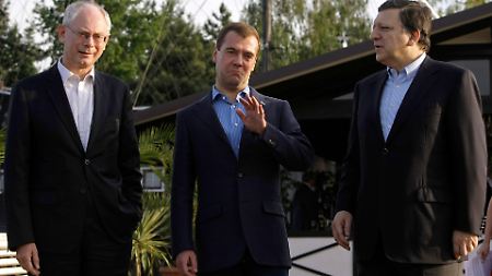 Medwedew (M), Van Rompuy (l) und Barroso in einer Beratungspause. 