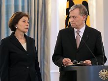 Begleitet von seiner Frau Eva Luise erklärt Köhler seinen Rücktritt.