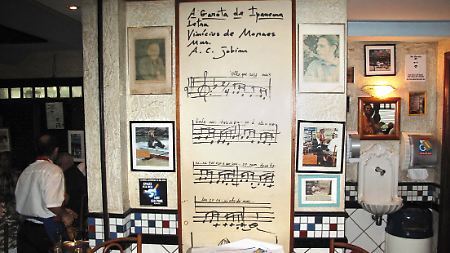 Schau doch, wie schön...": Die Noten des welbekannten Liedes "Garota de Ipanema" hängen in der gleichnamigen Kneipe an der Wand. Am Tisch darunter sollen Vinícius de Moraes und Tom Jobim das Stück geschrieben haben