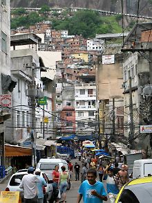 Arm und reich liegen in Rio dicht beieinander: An das Edelviertel Leblon etwa schmiegt sich das Elendsviertel Rocinha, mit 250.000 Bewohnern die größte Favela Lateinamerikas. 