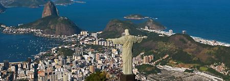 Christus breitet seine Arme über Rio aus: Eine Zahnradbahnfahrt zum Corcovado, auf der die Figur trohnt, oder eine Seilbahnfahrt auf den gegenüberliegenden Zuckerhut gehört für viele Besucher zum Rio-Programm.