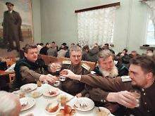 Hier sind die Gläser etwas größer als bei 007. Auch bei diesen russischen Kosaken während ihres Regionenkongresses im Dezember 2003. Und Lenin schaut zu ...
