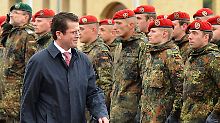 Weniger Soldaten? Verteidigungsminister Guttenberg muss kräftig sparen.