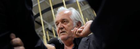 Mankell bei seiner Ankunft in Schweden.