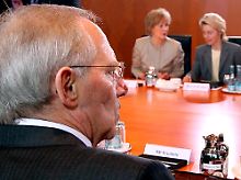 Bundesfinanzminister Schäuble sitzt mit seinem Gesetzentwurf zum Verbot ungedeckter Leerverkäufe am Kabinettstisch.