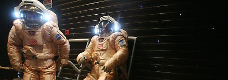 ESA-Spezialist Diego Urbani (r) aus Italien und Militärarzt Alexei Smolejewsky (l) aus Russland hier beim Training auf nachgebauten Marsboden im Institut für biomedizinische Probleme in Moskau.