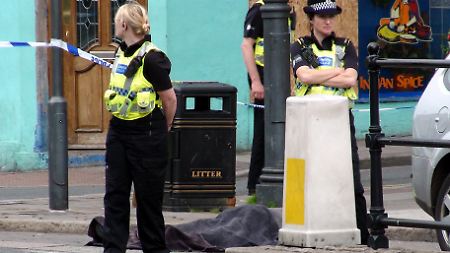 In der Duke Street in Whitehaven sichern Polizisten einen Tatort.