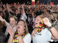 Stimmung wie bei der WM: Lena-Fans in Hannover.