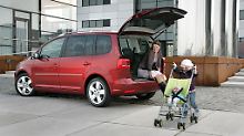 Mit einem Stauraum von knapp zwei Kubikmetern (5-Sitzer) ist der VW Touran auch auf größere Transportaufgaben vorbereitet.