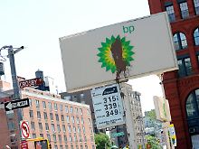 Da bleibt was haften: Die Kritik an BP wächst, Konzernchef Hayward räumt Fehler ein.