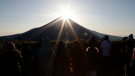 Warten auf ein Zeichen aus Japan. Sonnenaufgang über dem Fujiyama.