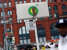 Demonstrativ beschmutztes BP-Logo an einer Tankstelle in Manhattan: Große Teile der US-Öffentlichkeit würden an BP mittlerweile ganz andere Noten vergeben.