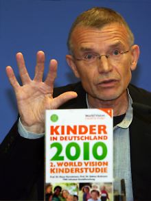 Professor Klaus Hurrelmann während der Vorstellung der neuen Studie. 