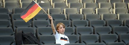 Ein Junge fiebert für die deutsche Fußballmannschaft vor dem Länderspiel Deutschland - Bosnien-Herzegowina. 
