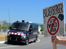 Vor dem Tagungsort protestieren Kritiker gegen die elitäre Gruppe.