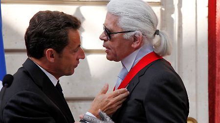 Karl Lagerfeld brei der Ernennung zum Kommandeur der Ehrenlegion.
