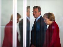 West-Präsident einer Ost-Kanzlerin - und für Merkel ein Konkurrent weniger.