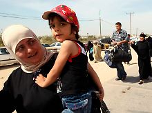 Eine Palästinenserin verlässt am Übergang Rafah den Gazastreifen in Richtung Ägypten.