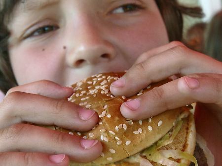 Drei Burger pro Woche reichen, um die Gefahr für Atemprobleme, häufiges Husten und Schnaufen zu erhöhen.