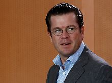 Verteidigungsminister Karl-Theodor zu Guttenberg will nicht sparen. Er droht damit, die Wehrpflicht auszusetzen.