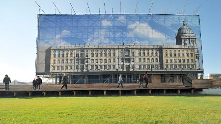 Illustration an der Fassade der "Humboldt-Box" des Berliner Stadtschlosses.